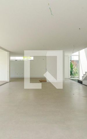 Casa de condomínio à venda com 455m², 4 quartos e 4 vagas Casa de condomínio à venda com 455m², 4 quartos e 4 vagasSala