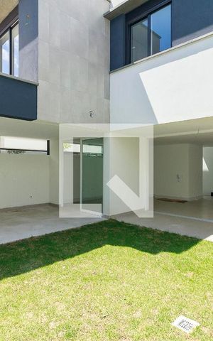 Casa de condomínio à venda com 455m², 4 quartos e 4 vagas Casa de condomínio à venda com 455m², 4 quartos e 4 vagasÁrea Externa