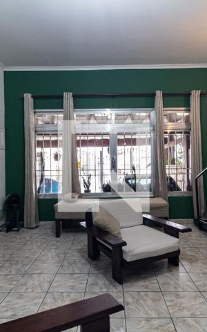Casa à venda com 150m², 4 quartos e 2 vagas Casa à venda com 150m², 4 quartos e 2 vagasSala