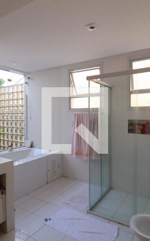 Casa de condomínio à venda com 991m², 5 quartos e 3 vagas Casa de condomínio à venda com 991m², 5 quartos e 3 vagasBanheiro da Suíte
