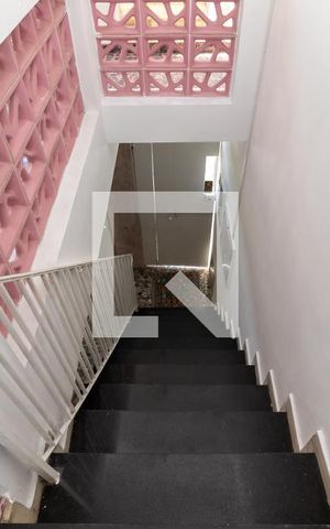 Casa à venda com 300m², 3 quartos e 2 vagasEscada para a Garagem
