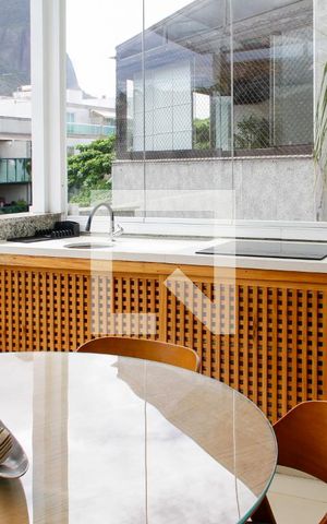 Apartamento à venda com 340m², 4 quartos e 4 vagas Apartamento à venda com 340m², 4 quartos e 4 vagasVaranda