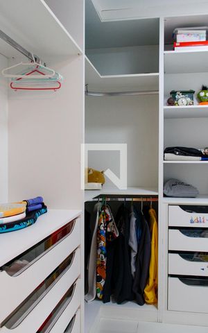 Apartamento à venda com 340m², 4 quartos e 4 vagas Apartamento à venda com 340m², 4 quartos e 4 vagasCloset Suíte 2