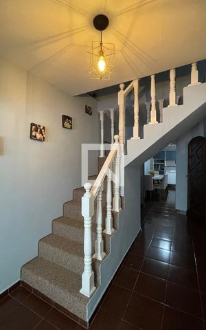 Casa à venda com 300m², 8 quartos e 3 vagas Casa à venda com 300m², 8 quartos e 3 vagasCasa 2 Escada