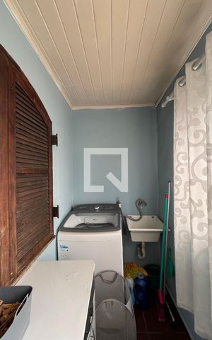 Casa à venda com 300m², 8 quartos e 3 vagas Casa à venda com 300m², 8 quartos e 3 vagasCasa 2 Área de Serviço