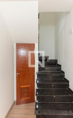 Casa de condomínio à venda com 90m², 3 quartos e 3 vagas Casa de condomínio à venda com 90m², 3 quartos e 3 vagasEscada