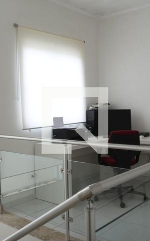 Casa à venda com 275m², 3 quartos e 8 vagasEscritório