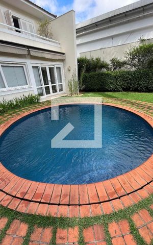 Casa à venda com 400m², 4 quartos e 5 vagas Casa à venda com 400m², 4 quartos e 5 vagasPiscina