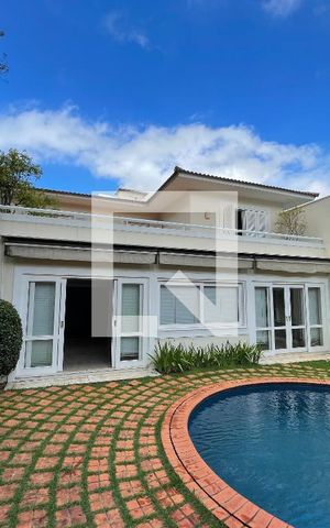Casa à venda com 400m², 4 quartos e 5 vagas Casa à venda com 400m², 4 quartos e 5 vagasFachada casa