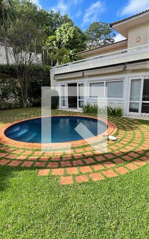 Casa à venda com 400m², 4 quartos e 5 vagas Casa à venda com 400m², 4 quartos e 5 vagasQuintal