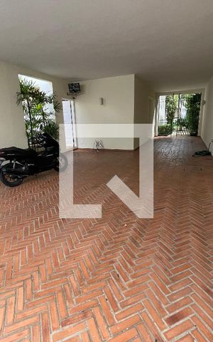 Casa à venda com 400m², 4 quartos e 5 vagas Casa à venda com 400m², 4 quartos e 5 vagasGaragem 1