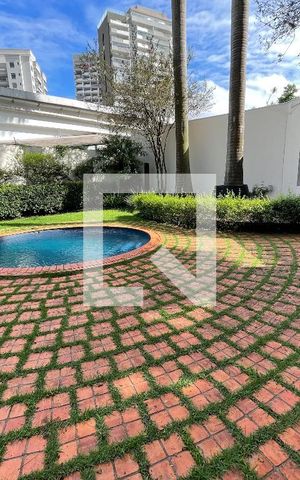 Casa à venda com 400m², 4 quartos e 5 vagas Casa à venda com 400m², 4 quartos e 5 vagasQuintal