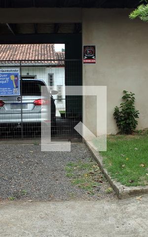 Casa à venda com 210m², 2 quartos e 2 vagas Casa à venda com 210m², 2 quartos e 2 vagasFachada