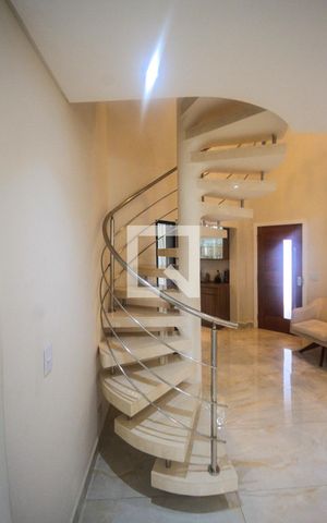 Apartamento para alugar com 258m², 2 quartos e 2 vagas Apartamento para alugar com 258m², 2 quartos e 2 vagasEscada