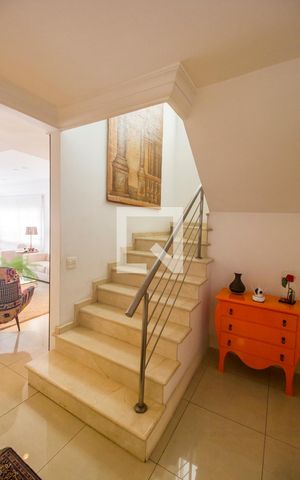 Casa de condomínio à venda com 435m², 5 quartos e 4 vagasEscada