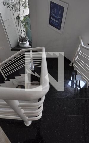 Casa à venda com 200m², 3 quartos e 4 vagasEscada