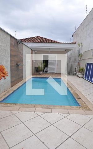 Casa à venda com 200m², 3 quartos e 4 vagasPiscina