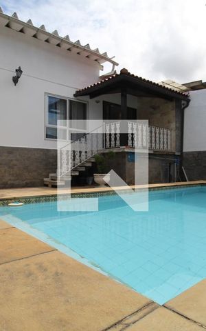 Casa para alugar com 298m², 3 quartos e 1 vagaFundos da casa - Piscina 