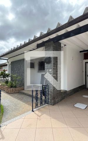 Casa para alugar com 298m², 3 quartos e 1 vaga Casa para alugar com 298m², 3 quartos e 1 vagaFrente da casa - Garagem