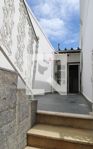 Casa para alugar com 298m², 3 quartos e 1 vagaLateral da casa que comunica área de serviço/ churrasqueira/ cozinha gourmet  