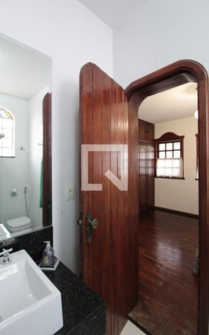Casa para alugar com 326m², 4 quartos e 4 vagasBanheiro da Suite