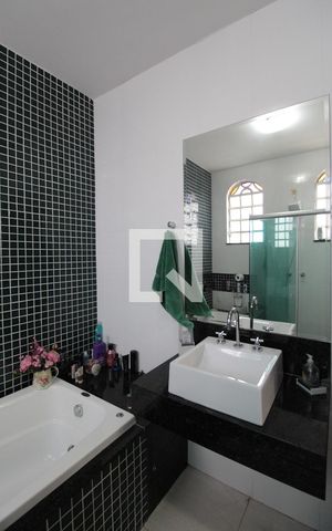 Casa para alugar com 326m², 4 quartos e 4 vagasBanheiro da Suite