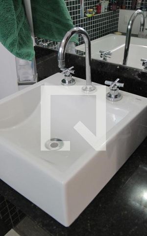 Casa para alugar com 326m², 4 quartos e 4 vagasBanheiro da Suite