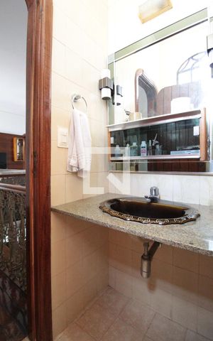Casa para alugar com 326m², 4 quartos e 4 vagasBanheiro Social