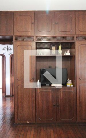 Casa para alugar com 326m², 4 quartos e 4 vagasSuite