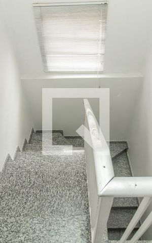 Casa à venda com 165m², 2 quartos e 2 vagas Casa à venda com 165m², 2 quartos e 2 vagasEscada