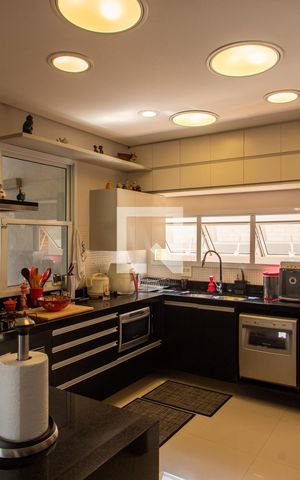 Casa de condomínio à venda com 240m², 2 quartos e 4 vagas Casa de condomínio à venda com 240m², 2 quartos e 4 vagasCOZINHA