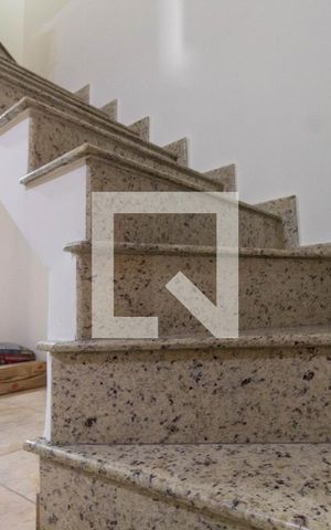 Casa de condomínio à venda com 70m², 2 quartos e 1 vaga Casa de condomínio à venda com 70m², 2 quartos e 1 vagaEscada