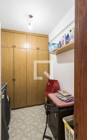 Apartamento à venda com 270m², 3 quartos e 2 vagas Apartamento à venda com 270m², 3 quartos e 2 vagasQuarto de Serviço