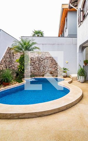 Casa à venda com 235m², 3 quartos e 2 vagas Casa à venda com 235m², 3 quartos e 2 vagasPiscina