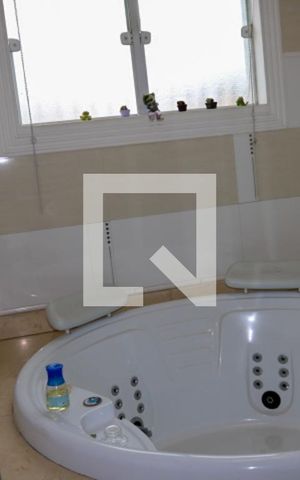 Casa à venda com 400m², 4 quartos e 8 vagas Casa à venda com 400m², 4 quartos e 8 vagasBanheiro da Suíte 2