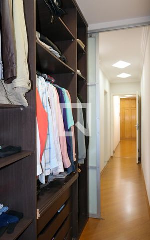 Casa à venda com 400m², 4 quartos e 8 vagas Casa à venda com 400m², 4 quartos e 8 vagasCloset da Suíte 2
