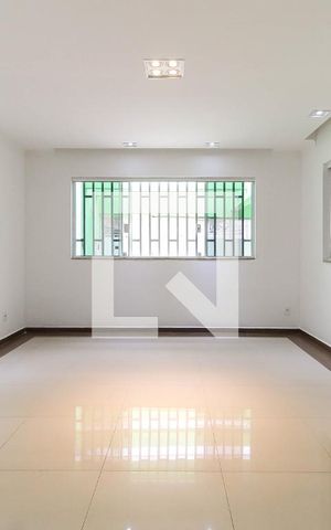 Casa à venda com 168m², 3 quartos e 3 vagas Casa à venda com 168m², 3 quartos e 3 vagasSala