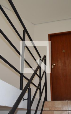 Apartamento para alugar com 67m², 2 quartos e sem vagaEscada