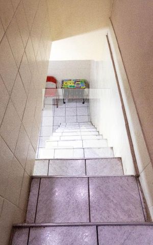 Casa à venda com 129m², 2 quartos e 2 vagas Casa à venda com 129m², 2 quartos e 2 vagasEscada