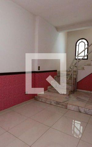 Casa à venda com 364m², 5 quartos e 2 vagas Casa à venda com 364m², 5 quartos e 2 vagasEscada