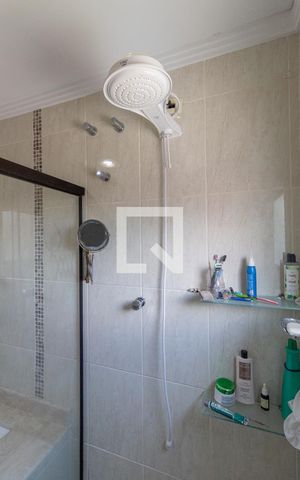 Casa à venda com 230m², 4 quartos e 2 vagasBanheiro Suíte 