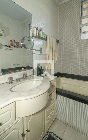 Casa à venda com 300m², 4 quartos e 1 vaga Casa à venda com 300m², 4 quartos e 1 vagaBanheiro