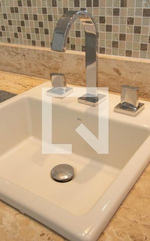 Apartamento à venda com 81m², 2 quartos e 1 vaga Apartamento à venda com 81m², 2 quartos e 1 vagaBanheiro Social