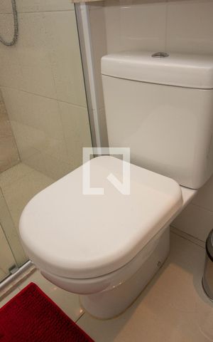 Apartamento à venda com 81m², 2 quartos e 1 vaga Apartamento à venda com 81m², 2 quartos e 1 vagaBanheiro Social