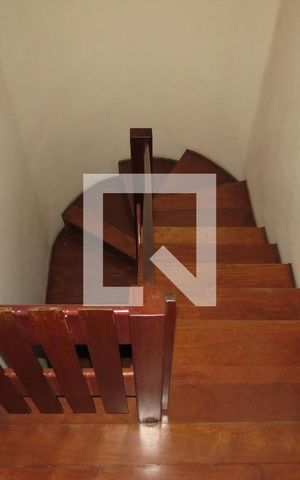 Casa à venda com 302m², 4 quartos e 4 vagasEscadas