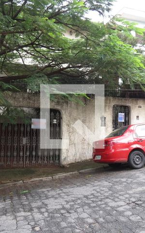 Casa à venda com 302m², 4 quartos e 4 vagasFachada