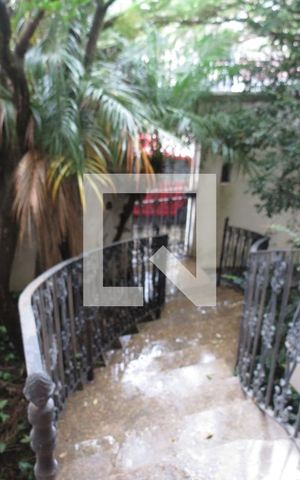 Casa à venda com 302m², 4 quartos e 4 vagasSaída Casa