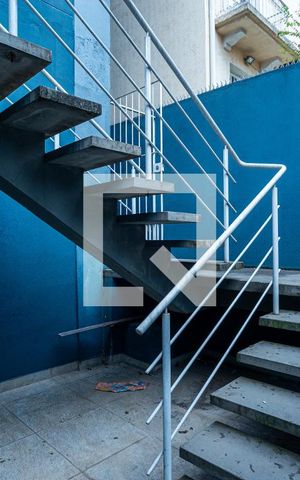 Casa à venda com 210m², 3 quartos e 2 vagas Casa à venda com 210m², 3 quartos e 2 vagasEscada