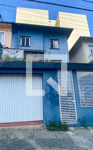 Casa à venda com 210m², 3 quartos e 2 vagas Casa à venda com 210m², 3 quartos e 2 vagasFachada