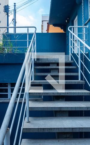 Casa à venda com 210m², 3 quartos e 2 vagas Casa à venda com 210m², 3 quartos e 2 vagasEscada